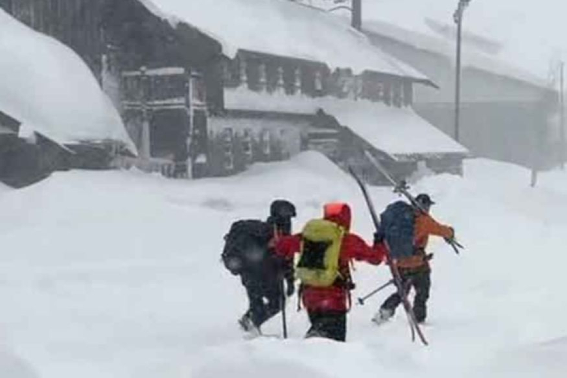  කැලිෆෝනියාවේ හිම මත ලිස්සා ගිය 10ක් අතුරුදන්